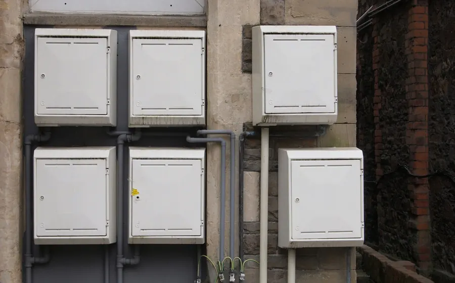 Gabinetes de medidores de gas en el muro de un edificio
